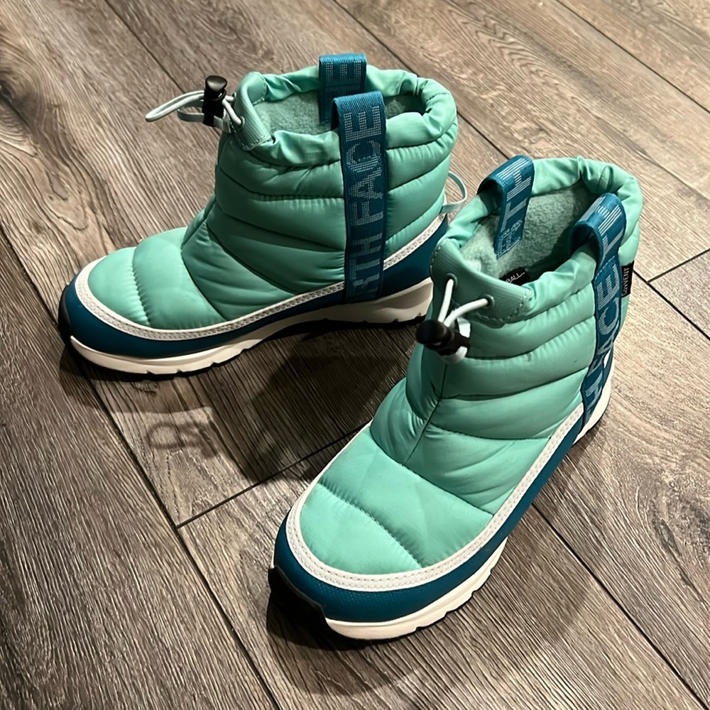 North face snow boots big boys size 4
